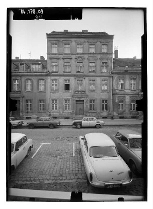 Potsdam, Wilhelm-Pieck-Straße (Charlottenstraße) 64. Wohnhaus. Straßenfront