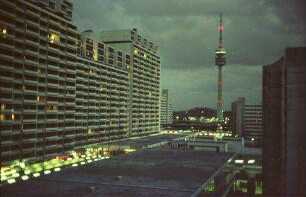 München: Balkonblick bei Nacht [vom Olympischen Dorf zum Fernsehturm]
