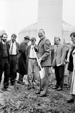 Blockheizkraftwerk: Bürgermeister Rudolf Dorsch beim Spatenstich für den Bau des Gebäudes auf dem Gelände des Ahrensburger Klärwerks