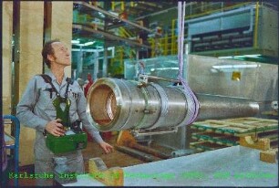 Klaus Schweikert (Institut für Technische Physik (ITP)) beim Arbeiten an einem Kabelkanal am Institut für Technische Physik (ITP)