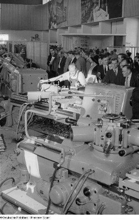 Vorführung einer Produktionsmaschine auf der Leipziger Herbstmesse 1954