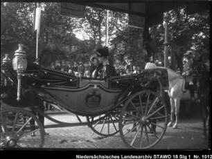 Einzug des Herzogs Ernst August zu Braunschweig-Lüneburg in Wolfenbüttel Enthält: Der Herzog und Herzogin Viktoria Luise zu Braunschweig-Lüneburg in einer Kutsche