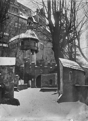 Schloss Rochsburg : Rochsburg. Schloss. Zugang und Rondell mit Schießscharten vor der ehemaligen Zugbrücke. Winteraufnahme