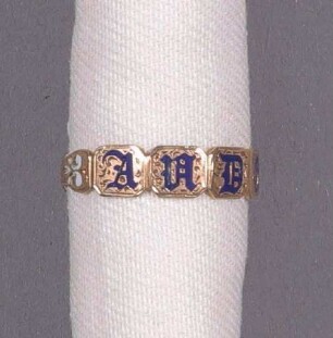 Goldener, emaiilierter Fingerring mit Buchstaben
