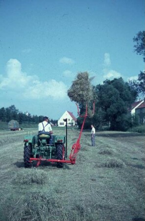 Fotografie: Erntetechnik, Heuernte, Be- und Entladen, Ballenkette, Ballenwurfgabel