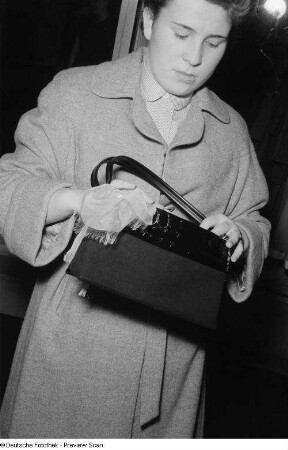 Junge Frau mit einer Handtasche