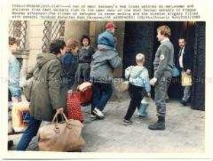 Exodus of East Germany Prag 1989 - Rot-Kreuzmitarbeiter empfangen die DDR-Flüchtlinge in der BRD-Botschaft in Prag