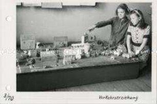 Verkehrserziehung in der Mädchenschule Schnellerstraße in Berlin-Niederschönhausen