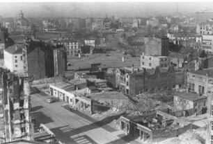 Hamburg-Altona. Blick vom zerstörten Altonaer Stadttheater Richtung Reeperbahn. Sichtbar sind die enttrümmerten Flächen.