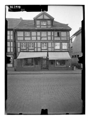 Grabow, Karl-Marx-Straße (Große Straße) 9. Wohnhaus mit Laden. Straßenfront (Teilansicht)