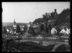 Blick über Eisenbahnschienen und Tauber von der Rittergasse bis zur Mühlenstr. 34