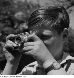 Junge mit Leica, um 1946