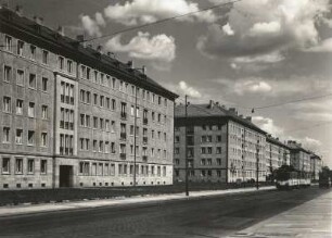 Dresden. Grunaer Straße. Neue Wohnblocks, daneben die Straßenbahn