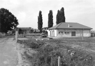 Dresden-Wilschdorf. Ortsteilansicht mit abgestecktem Bauland und neuem Gebäude