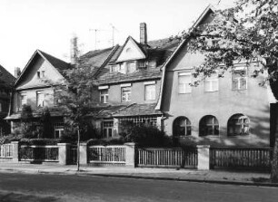 Bautzen, Martin-Hoop-Straße 33/35. Wohnhäuser (um 1923). Straßenansicht von Süden