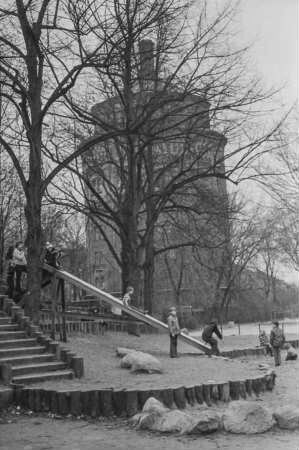 Kinderspielplatz in Prenzlauer Berg, 1977. SW-Foto © Kurt Schwarz.