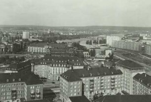 Dresden. Blick vom Rathausturm nach Nordosten über die Wohnblöcke an der Ernst-Thälmann-Straße und das Landhaus zum Albertinum