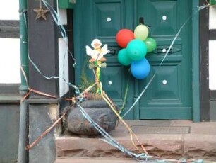 Karnevalsdekoration an einem Wohnhaus