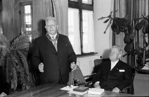 Freiburg: Regierungspräsidium; Bundesverdienstkreuz für Georg Menges; Regierungspräsident Dichtel überreicht es