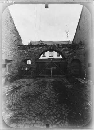 Bernburg (Saale), Lange Straße 37. Ehem. Schloßbrauerei (18. Jh.). Toranlage. Hoffront