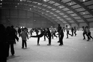 Eislaufhalle Neureut nördlich des Klammwegs in Neureut-Heide
