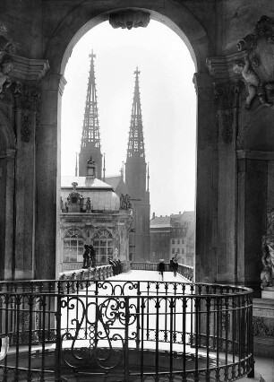 Dresden. Blick vom Kronentor des Zwingers zur Sophienkirche : Dresden-Altstadt. Blick vom ersten Geschoß des Kronentores über die Promenade zu Porzellanpavillon und Sophienkirche (vor 1932)