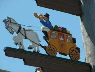 Inzell, Bayern, Postkutsche am Maibaum