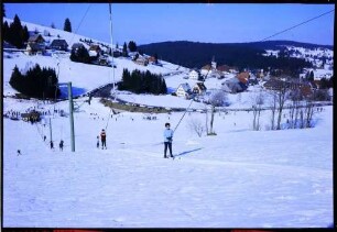 Altglashütten: Wintersporthang und Straßenkurve, Skilift