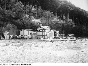 Gespensterwald-Gaststätte. Blick vom Steinstrand zum Steilufer mit Gespensterwald