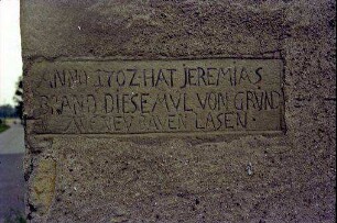 Iphofen: Portal der Pfarrkirche [Außenmauer mit Inschrift]