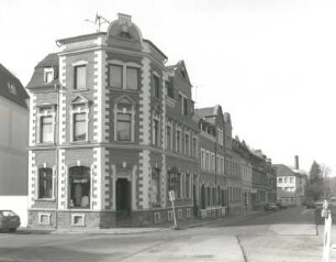 Mylau, Braustraße 16. Wohn- und Geschäftshaus (um 1900). Straßenansicht bis Nummer 12