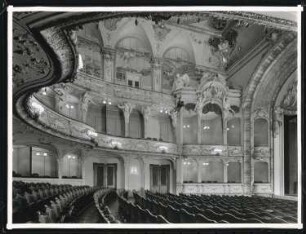 Theater am Schiffbauerdamm (auch: Neues Theater, Berliner Ensemble), Berlin: Ansicht Zuschauerraum und Proszenium