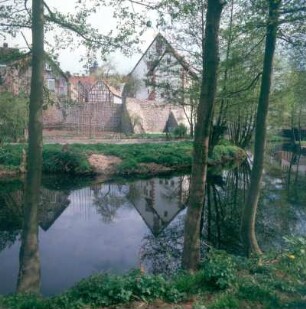 Steinau an der Straße. Blick über die Kinzing zum Brüder Grimm-Haus (Museum)