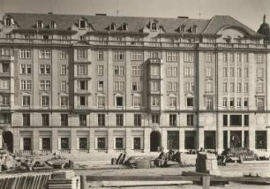 Dresden-Altstadt. Altmarkt, Ostseite. Blick gegen Wohn- und Geschäftshaus