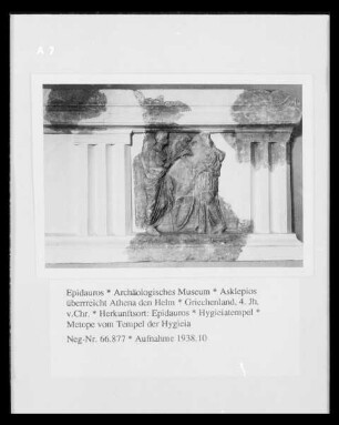 Asklepios überrreicht Athena den Helm