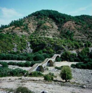 Kipi, Türkische Eselrückenbrücke bei Kipi in der Zagoria
