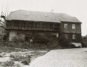 Markneukirchen-Wohlhausen, Wohnstallhaus : Markneukirchen-Wohlhausen (Vogtlandkreis), Wohnstallhaus (mit Oberlaube) eines ehemaligen Vierseithofes, Ringweg 7, 1830, 1861, Traufseite (Hofseite)