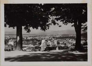 Aussichtspunkt oberhalb einer Stadt