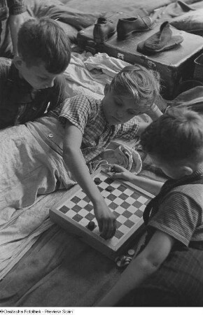 Kinder spielen ein Brettspiel im Schlafsaal