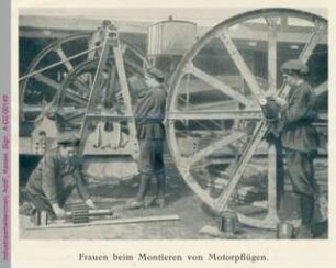 Industriearbeiterinnen beim Montieren von Motorpflügen