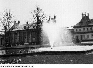 Dresden-Pillnitz. Schloss Pillnitz. Blick über den Brunnen mit Fontäne zum Bergpalais (1723/1724)