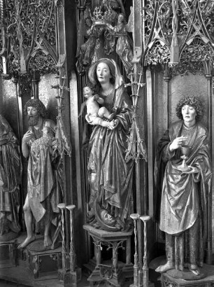 Altar in zweiter Öffnung — Madonna als Himmelskönigin auf der Mondsichel