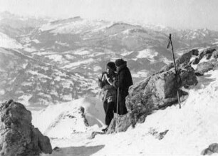 Winterbilder. Zwei Skiläuferinnen auf einem Gipfel