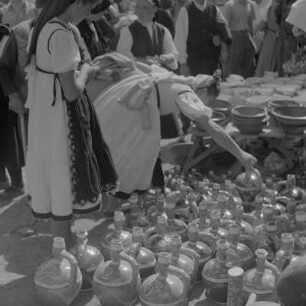 Der Alljährliche im Herbst durchgefühtre Jahrmarkt in Karlowo (Lewskigrad). Karusells als Freizeitvergnügen. Bewohner aus Rosental in ihrer traditionellen Tracht