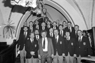 Ratskeller: Männergesangverein "Arion" von 1890 aus Reinfeld beim Konzert: hinten Gewölbe mit Karnevaldekoration