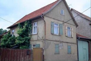 kleines Gehöft mit Weinranken am Wohnhaus