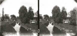 Seifhennersdorf. Weg mit Wohnhäusern an der Mandau. Blick von der Kanonenbrücke flussaufwärts gegen den Steg