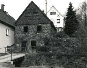 Neukirch (Lausitz), An der Wehrbrücke 13. Wohnhaus und Nebengebäude (1801/1900)