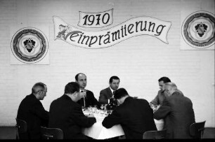 Freiburg: Weinbauinstitut;Tische mit Weinprobierenden