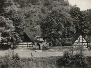 Vogtland, nahe Pöhl-Möschwitz. Der Lochbauer (Lochbauernhof, auch Lochhaus; 1648) im Tal der Weißen Elster
